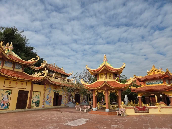 Đền Bà Đế